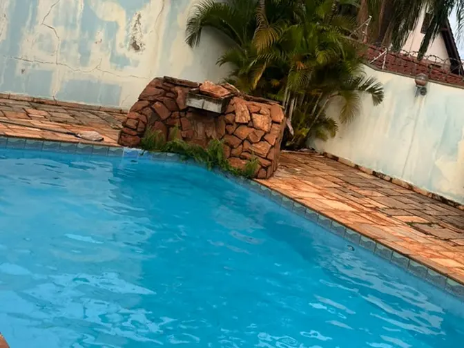 Piscina com água azul
